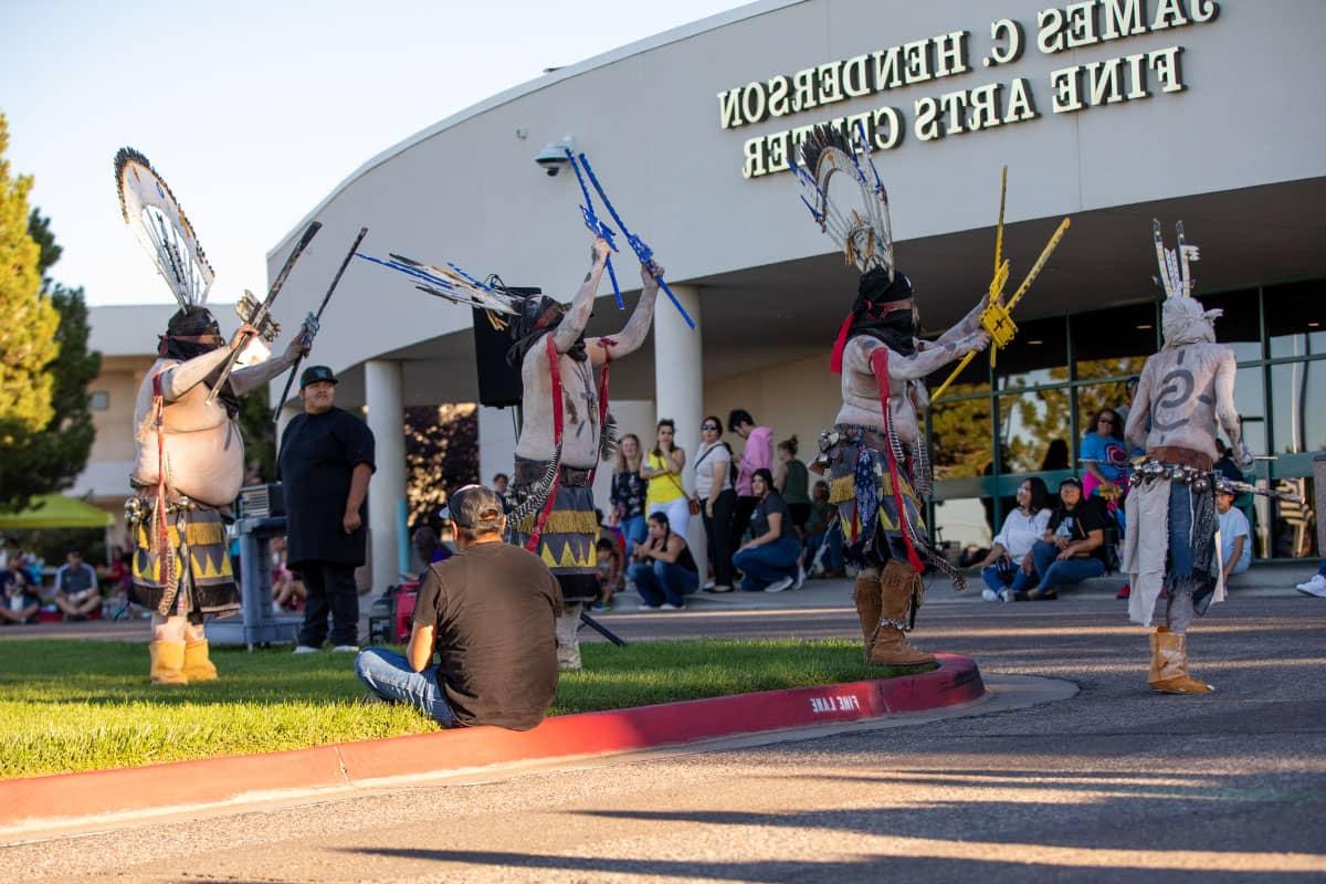 最近，SJC拍摄了在亨德森美术中心外举行的印第安人中心帕瓦仪式